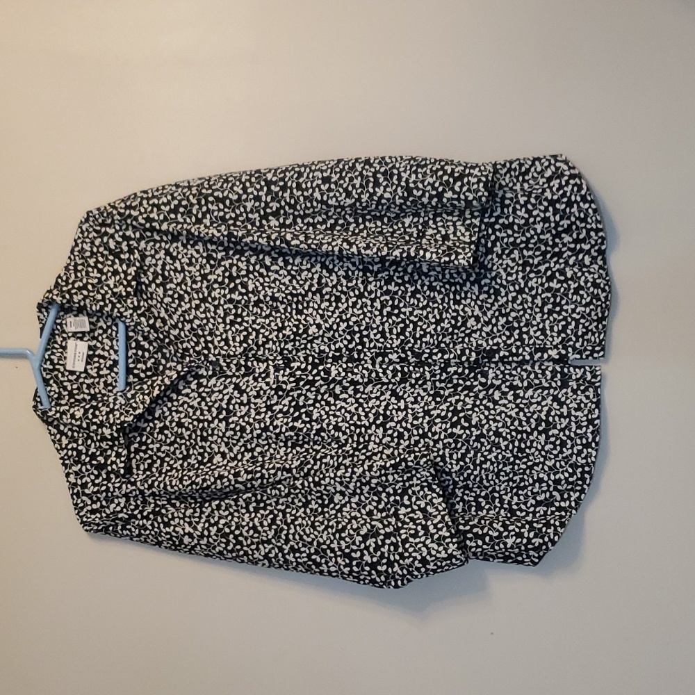 Beautiful covington size 18W black and white flower pattern blouse nwot summary